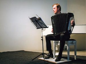 Koncert akordeonistu Tibora Ivána v Malom Berlíne bude zasnený aj brutálny