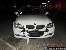 Opitá šoférka BMW rozbila v centre Trnavy dve autá, skončila v cele