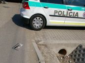 Agresívneho dôchodcu obvinili, nechali ho ale sedieť doma