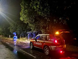Mimoriadne silná  búrka v Horných Orešanoch zamestnala hasičov