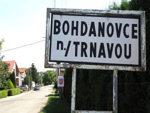 Cestári obnovia cestu pri železničnom priecestí v Bohdanovciach