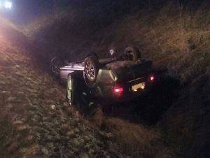 V Bojničkách skončilo auto v priekope, v Horných Orešanoch horela garáž