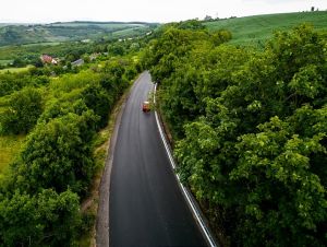 Prečo pôjdu ďalšie peniaze do cesty Hlohovec - Bojničky? Na rade je úsek cez obec