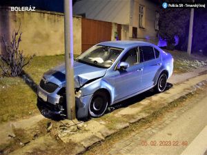 Šoférovala opitá, v Boleráze vyšla na chodník. Nafúkala takmer tri promile