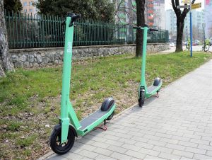 V Trnave pribudli zdieľané kolobežky, čoskoro budú aj v Hlohovci a Piešťanoch