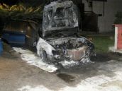 Pred rodinným domom zhorel Peugeot, hasil aj majiteľ