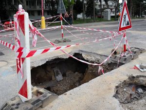 Na Ulicu Jána Bottu nasadili georadar, má odhaliť ďalšie diery pod vozovkou