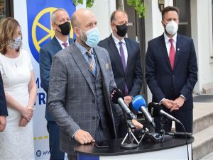 Vallo a Hattas zakladajú politické strany, Bročka sa na tento krok nechystá