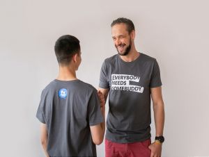Muži, pomôžte zmeniť budúcnosť detí. Program Buddy hľadá dobrovoľníkov