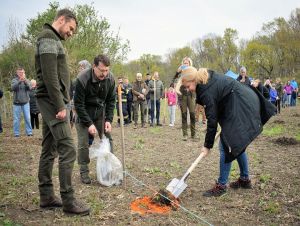 V Križovanoch vysadili 1300 stromov, pomáhala aj prezidentka Zuzana Čaputová