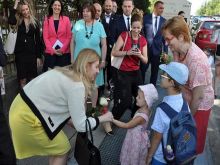 Prezidentka Zuzana Čaputová odovzdávala vysvedčenia žiakom v Smoleniciach