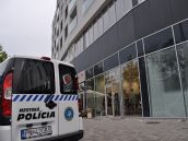 Časť oplotenia okolo budovy Centroom sfúkol vietor