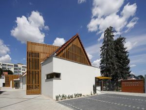 V centre Trnavy nahradilo ošarpané budovy moderné Centrum pomoci človeku
