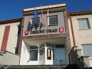 cervenik_obecny_urad_machovic_2.jpg