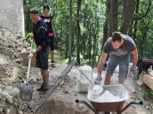 Starostovia chytili do rúk krompáče a lopaty, pomohli s prácami na Dobrej Vode