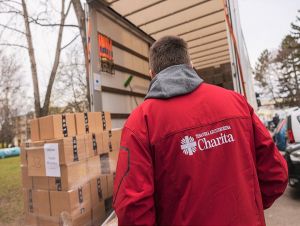 Charita rozvezie takmer 3000 ľuďom balíky s potravinami a drogériou