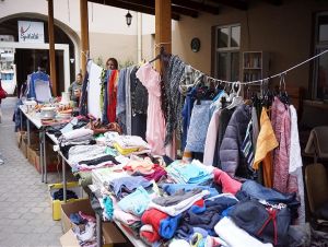 Charitný bazár v centre Trnavy  ponúkne použité veci za dobrovoľný príspevok