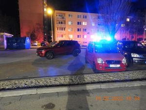 Ženu zrazilo na parkovisku auto, skončila s vážnymi zraneniami v nemocnici