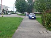 Kuriózna nehoda na Okružnej: Pri cúvaní z chodníka na cestu auto zrazilo chodkyňu