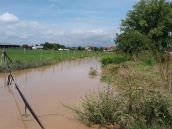 FOTO: Lejak dal Cíferu zabrať, hasiči v obci odčerpávajú vodu po búrke
