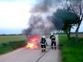 V nedeľu horelo auto pri Cíferi, v noci hasili dve v Piešťanoch