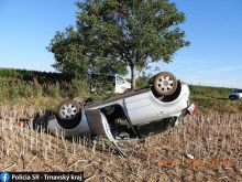 Neďaleko Cífera skončilo auto na streche, šoférka sa vyhýbala bažantom