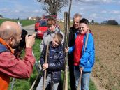 Cíferčania si sadia novú lipovú aleju, fotografie z akcie uložia do časovej schránky