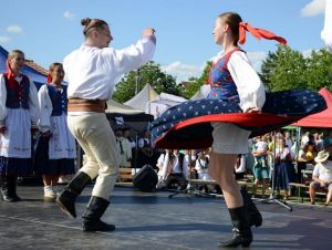 Folklórna paráda v Cíferi: Skupinám zo Slovenska tlieskali aj hostia z Moravy