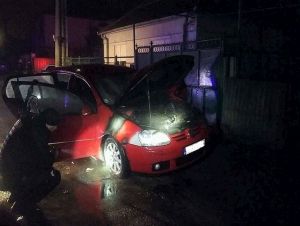 V Cíferi horelo auto, niekto ho úmyselne zapálil