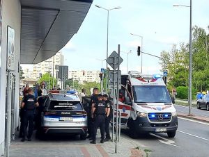 Nechutné divadlo v nákupnom centre, vyčíňanie bitkára zastavili až policajti.