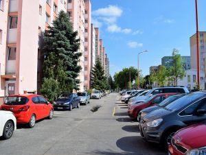 V Trnave na Družbe vyznačia desiatky ďalších parkovacích miest