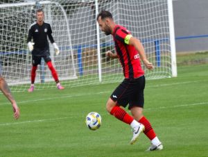 Futbal, 8. liga B: Dechtice zvládli derby v Chtelnici, Veselé vyrabovalo Bojničky