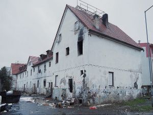 Totálne zničený bytový dom na Coburgovej ulici v Trnave čaká búranie