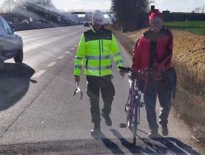 Opitý cyklista chcel prejsť po diaľnici, na poslednú chvíľu ho stopli policajti