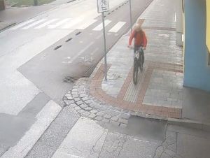 Dvaja cyklisti sa zrazili, polícia hľadá muža, ktorý z miesta nehody odišiel