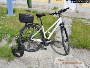 Vodič auta otvoril cyklistke dvere do cesty, prepichla si pľúca
