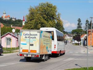 Cyklobus opäť vozí turistov do Malých Karpát aj do regiónu pod Bradlom