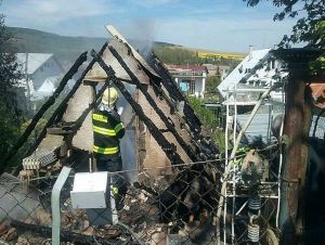 Hasiči zasahovali pri požiari stodoly v Dechticiach