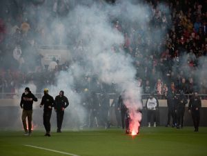 Derby predčasne ukončili pre výtržnosti, chuligáni sa bili priamo na trávniku