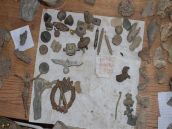 Detektorom kovov objavil historické predmety, hrozí mu väzenie