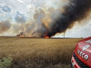 Pri Červeníku horelo obilie, hasiči zasahovali v dýchacích prístrojoch
