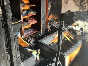 V Chtelnici horel rodinný dom, jedna osoba sa nadýchala splodín horenia