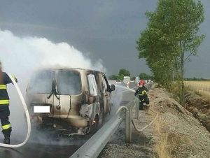 Na diaľnici horelo auto, v Chtelnici zasahovali hasiči po údere blesku
