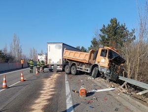 Pred nárazom do cestárov na diaľnici kamionista vôbec nereagoval na smerovú šípku