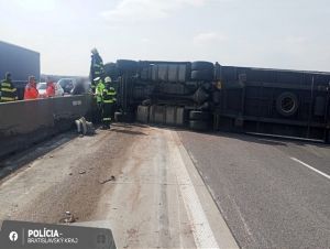 Na diaľnici v smere do Bratislavy sa prevrátil kamión, čiastočne blokuje aj protismer