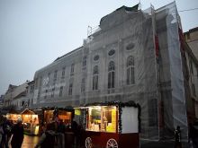 Na vynovenú fasádu trnavského divadla si musíme ešte pár dní počkať