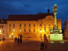 Na divadle osadia pamätnú tabuľu s nápisom SLOBODA!