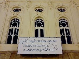 Trnavské divadlo podporuje vakcináciu proti koronavírusu aj citátmi na budove
