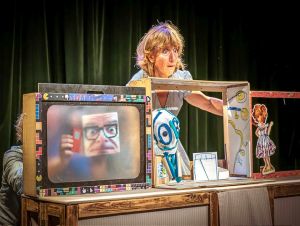 Keď rodičia nemôžu, musí zasiahnuť Babička z vajíčka. Do Trnavy mieri Divadlo PIKI