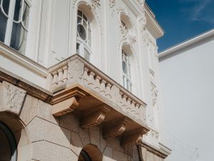 Obnovili balkón Divadla Jána Palárika, z ktorého za bieleho dňa odpadla časť muriva